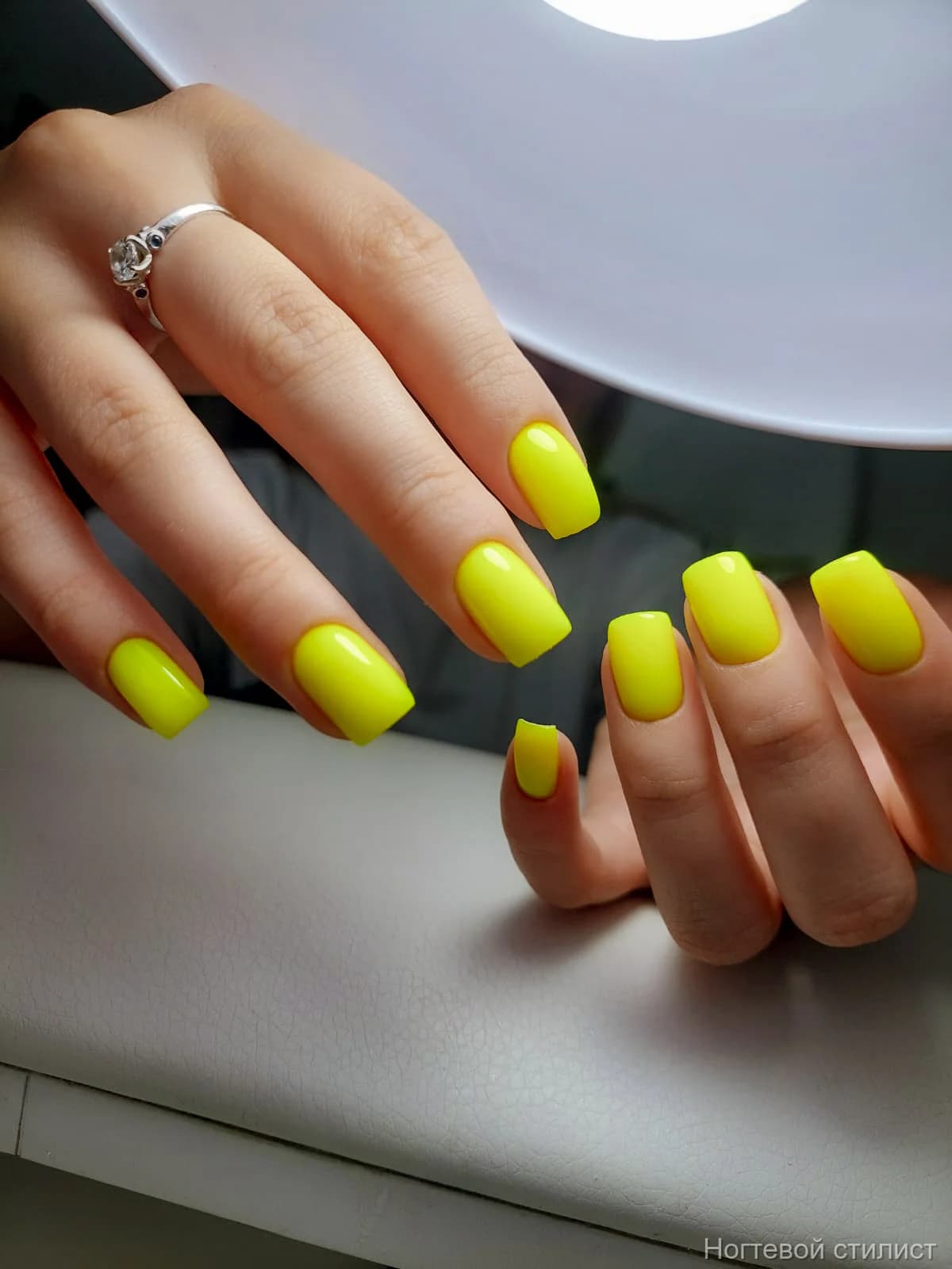 Солнечный желтый